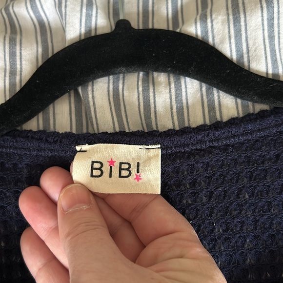 Bibi open work top with vneck and long sleeves. Button are fixed - Picture 10 of 11